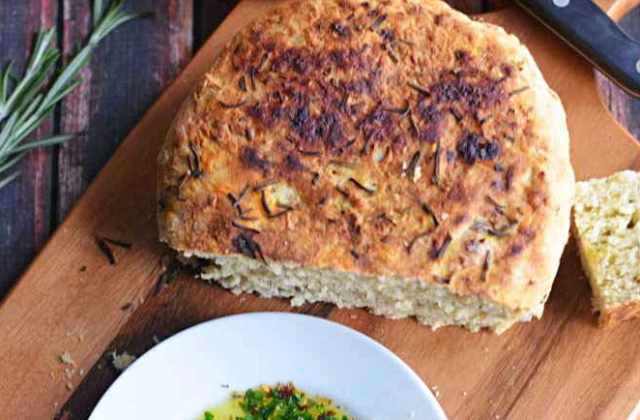RECETA: PAN CON ACEITE DE OLIVA Y ROMERO